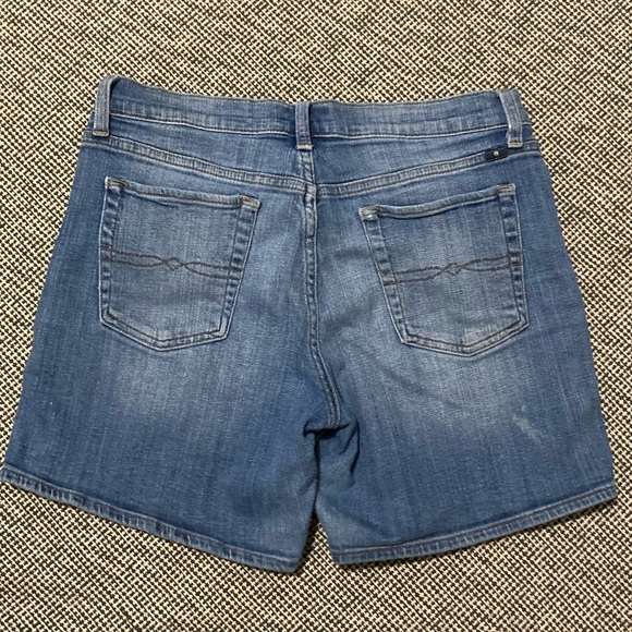 👢Lucky Brand Blue Jean Shorts Medium Wash
Size: 8 
good condition👍🏻 - Picture 7 of 9